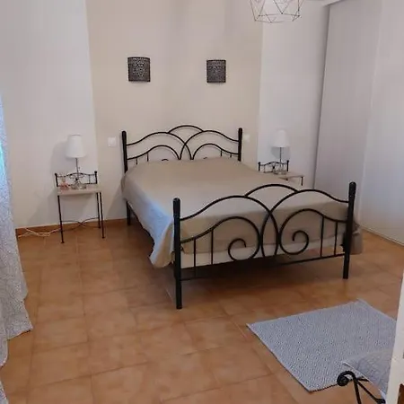 Au Pied Des Alpilles Villa Eyguieres Exterior photo